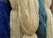 Gefärbte und naturfarbene Merino-Wolle.