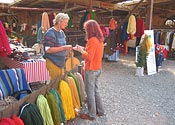 Wollverkauf und Spinnvorführung auf dem „Markt altes Handwerk“ in Lensahn.